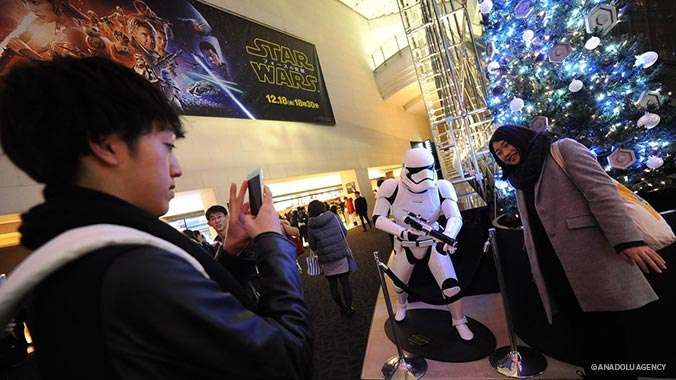 Star Wars serisinin yeni filmi "Güç Uyanıyor", gösterime girdiği günden itibaren 529 milyon dolarlık (3.6 milyar kron) hasılata ulaştı.