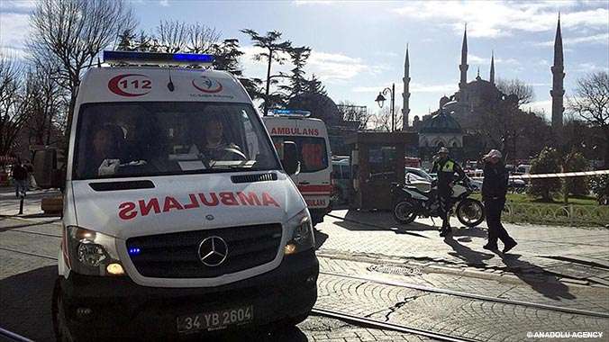 Bu sabah İstanbul'un tarihi ve turistik semti Sultanahmet'te, Suriye uyruklu bir canlı bomba tarafından gerçekleştirilen terör saldırısında, 10 kişinin öldüğü, 15 kişinin yaralandığı belirtildi.