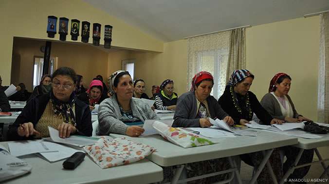 İzmir'in önemli turizm destinasyonları arasında bulunan Bergama ilçesine bağlı Kozak Yaylası'ndaki 145 nüfuslu Demircidere Mahallesi'nde İngilizce kursu açıldı.