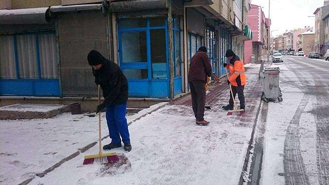 Kulu’da dün sabah saatlerinde başlayan kar yağışının ardından karla mücadele çalışmalarına hız verildi.