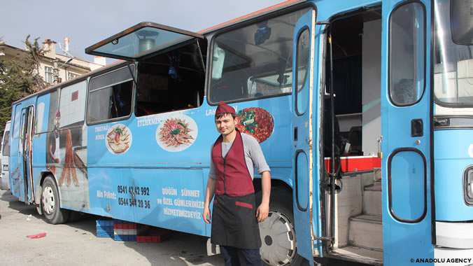Konya'da girişimci Ali Kıssal, mobil taş fırına dönüştürdüğü eski bir otobüsle etli ekmekten vazgeçemeyen hemşehrilerine semt pazarlarında hizmet veriyor.