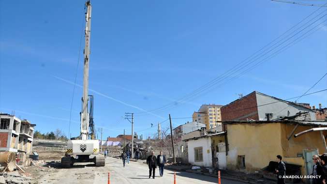 Sivas'ta, kent merkezindeki trafiği rahatlatmak için planlanan Mevlana Tüneli için güzergahdaki bazı konutların yıkımına başlandı.