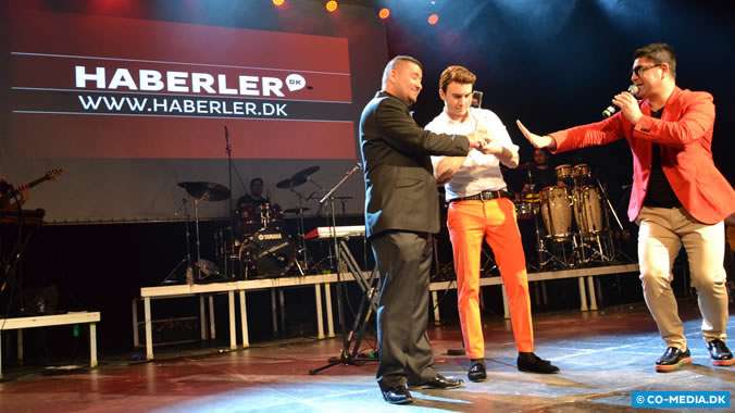 Danimarka’nın başkenti Kopenhag yakınlarındaki Albertlunds’da konser veren Mustafa Ceceli’nin hayranları konser salonunu hınca hınç doldurdu.