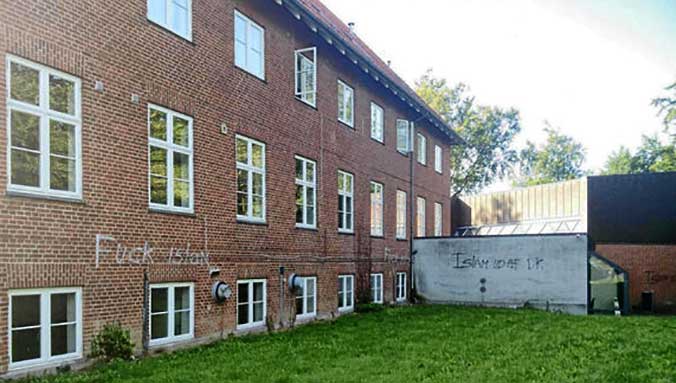 Danimarka'nın Slagelse şehri yakınlarındaki Mina Hindholm Müslüman yatılı okuluna, perşembeyi cuma gecesine bağlayan gece kimliği belirsiz kişilerce saldırıda bulunuldu.
