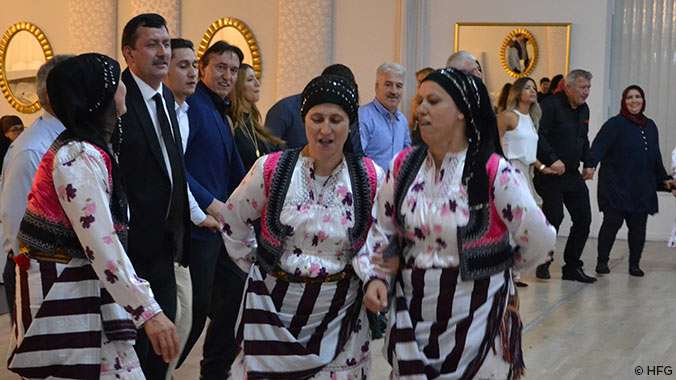 Star Event Salonu’nda gerçekleşen Karadeniz Gecesi’nde buluşan Danimarka’daki Karadenizliler, yöresel sanatçıların sahne aldığı gecede horon teperek gönüllerince eğlendi.