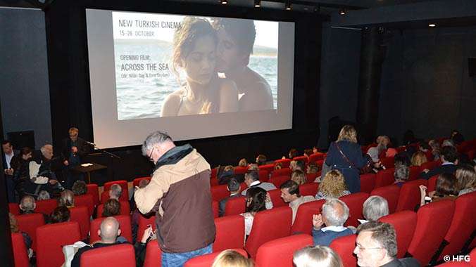 T.C. Kopenhag Büyükelçiliği’nin katkılarıyla Cinemateket adlı Danimarka Film Kurumu’nda düzenlenen ‘Kadın Yönetmenler’ konulu Türk Filmleri Festivali dün akşam sat 19.00’da ‘Deniz Seviyesi’ filminin gösterimiyle perdelerini açtı.