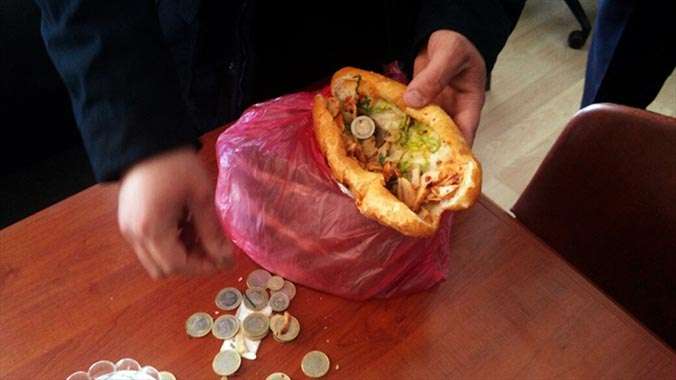 Konya'da zabıtayı gören dilenci, elindeki paraları ekmek arası dönerin içine gizledi.