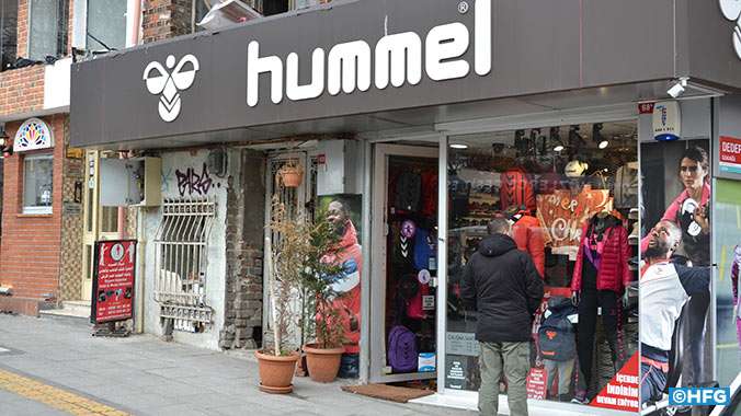 Türkiye’de 400’ün üzerinde satış noktası bulunan Danimarkalı spor giyim firması Hummel, Türkiye’deki şirketinde usulsüzlük yapıldığı iddiasıyla CEO’sunu kovduğunu bildirdi.