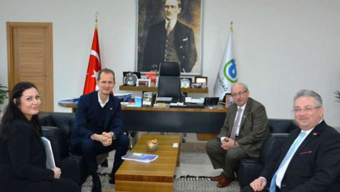 Danimarka İstanbul Başkonsolosu Jesper Kamp ve Danimarka İş Konseyi Başkanı Alper Önoğlu, Tekirdağ Büyükşehir Belediye Başkanı Kadir Albayrak'ı ziyaret etti.