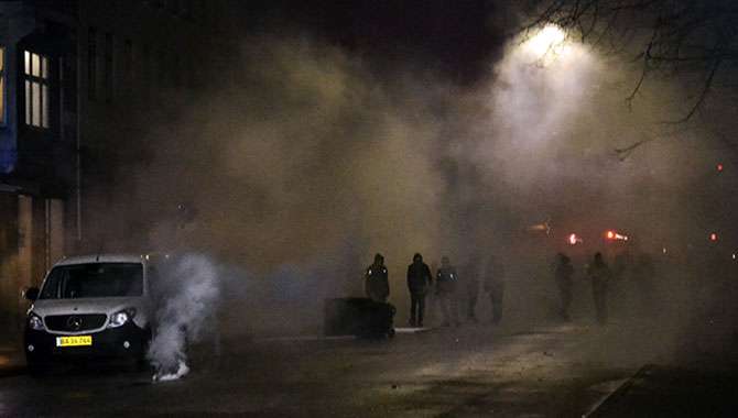 Danimarka'nın başkenti Kopenhag'ın Nörrebro semti Jagtvej 69 adresinde bulunan eski Gençlik Evi'nin boşaltılarak yıkılmasının 10'uncu yılında düzenlenen gösteride, "otonom" olarak adlandırılan sol görüşlü gençler ile polis arasında çatışma çıktı.