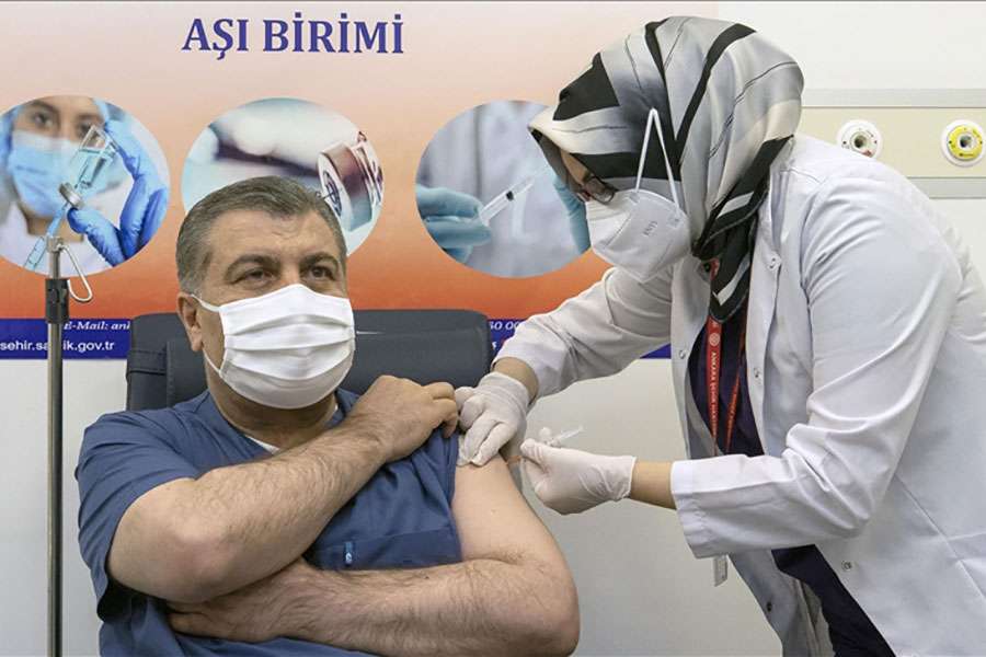 Covid-19: Türkiye’de ilk CoronaVac aşısı Sağlık Bakanı Koca’ya yapıldı