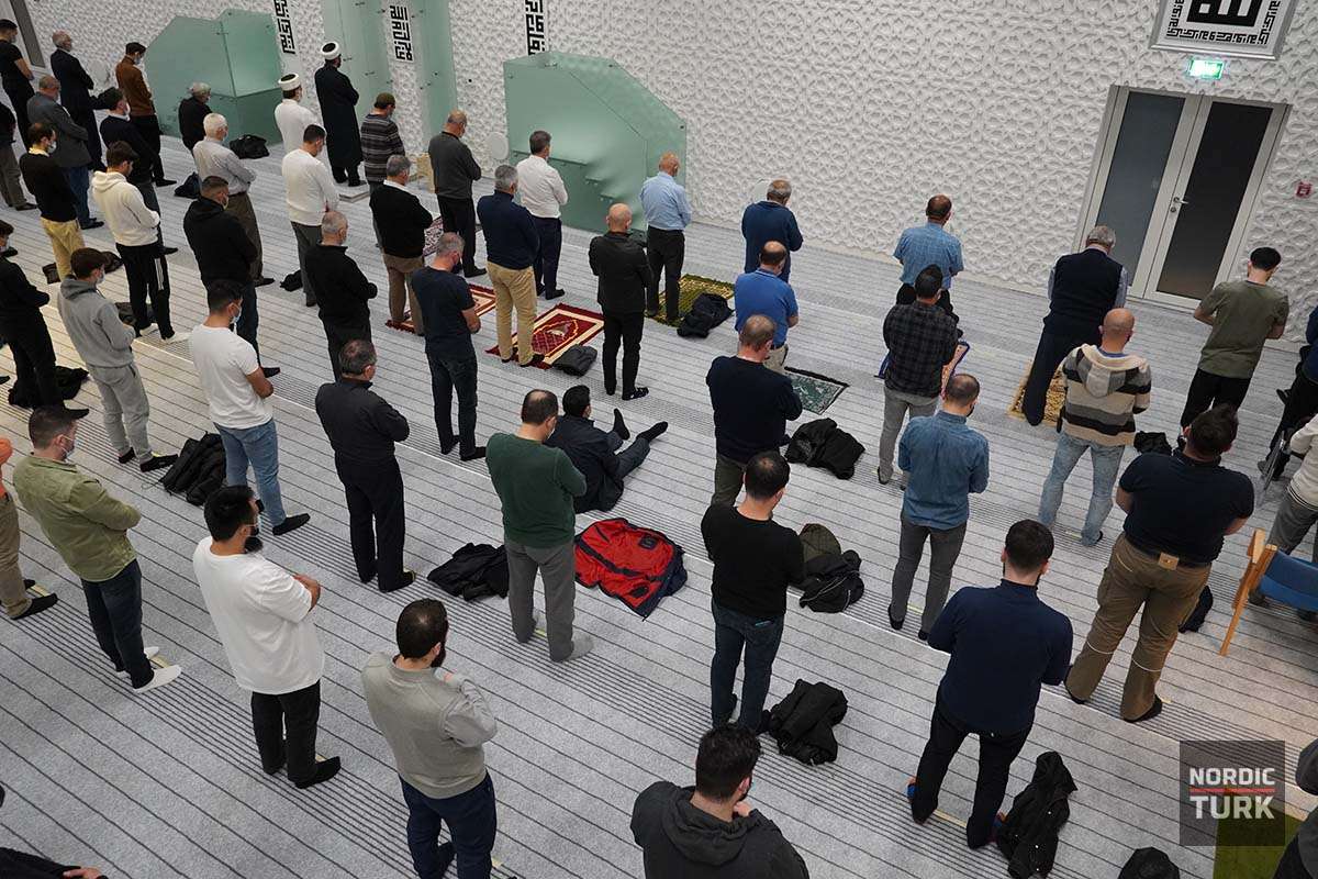 İnşaatı biten Ballerup Fatih Camii’nde cemaatle ilk namaz