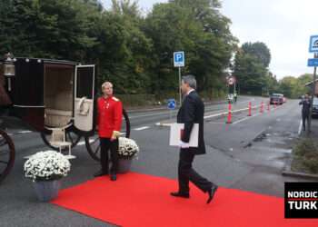 Kopenhag Büyükelçisi Tekin, Kraliçe Margrethe’ye atlı arabayla gitti