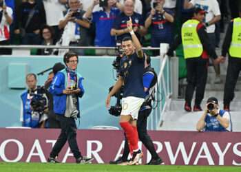 Fransız futbolcu Mbappe, alkollü içki logosu önünde poz vermeyi reddetti