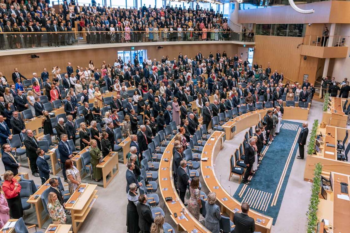 İsveç Merkez Partisi lideri Demirok, parlamentoya babasıyla gitti