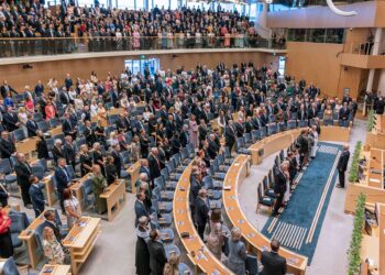İsveç Merkez Partisi lideri Demirok, parlamentoya babasıyla gitti